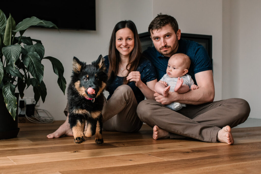 Focení miminka doma běžící štěně